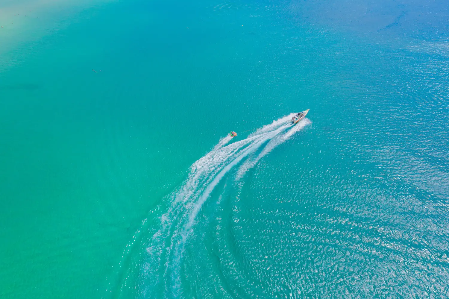 Kelly Golf - Boat in sea